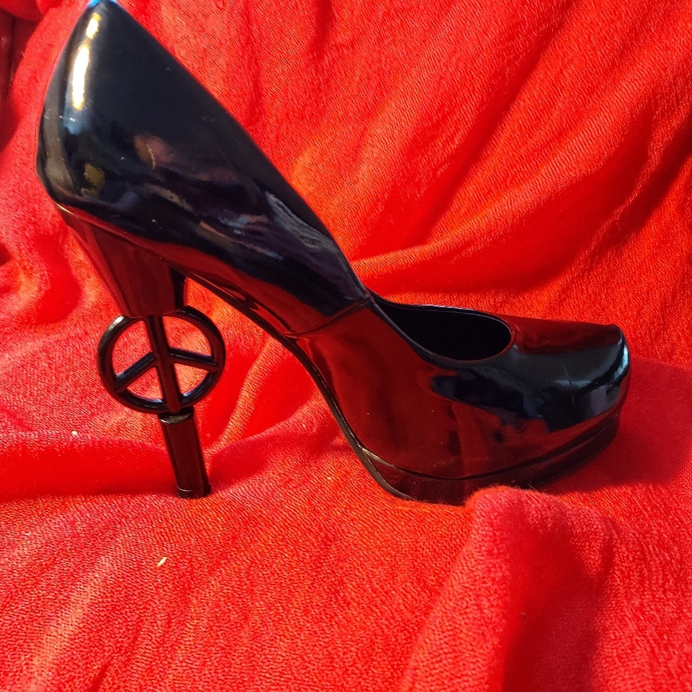 Unique shiny black patent 5in stilettos size 5.5.